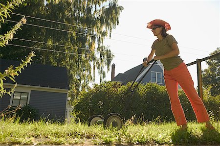 Woman mowing her lawn. Foto de stock - Sin royalties Premium, Código: 673-02138558