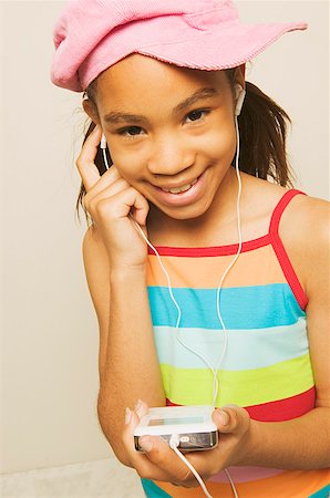 simsearch:673-02139028,k - Young girl listening to tunes on an MP3 player Fotografie stock - Premium Royalty-Free, Codice: 673-02138732