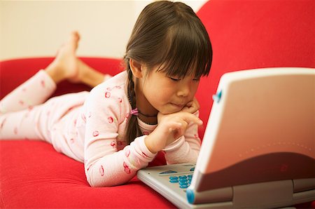 Young girl working on a laptop Foto de stock - Sin royalties Premium, Código: 673-02138744