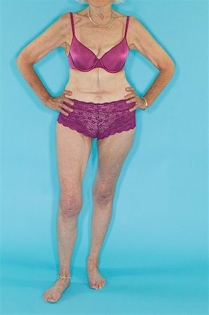 Une lingerie de modélisation femme senior Photographie de stock - Premium Libres de Droits, Code: 673-02138817