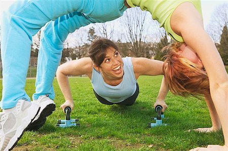 strong (human physical strength) - Deux jeunes femmes travaillant ensemble Photographie de stock - Premium Libres de Droits, Code: 673-02138829