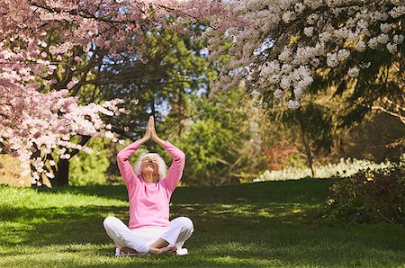 Une femme plus âgée dans une position d'yoga Photographie de stock - Premium Libres de Droits, Code: 673-02138872
