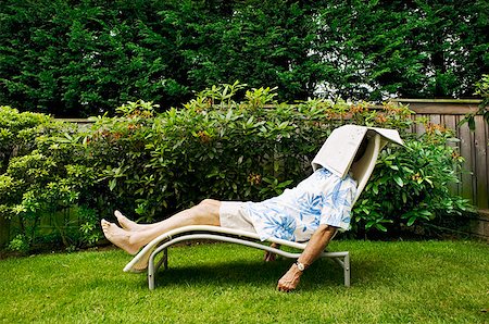 Man napping in his backyard Foto de stock - Sin royalties Premium, Código: 673-02138890