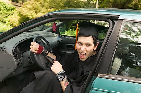 piercing - Jeune diplômé, portant une casquette et la robe Photographie de stock - Premium Libres de Droits, Code: 673-02138961