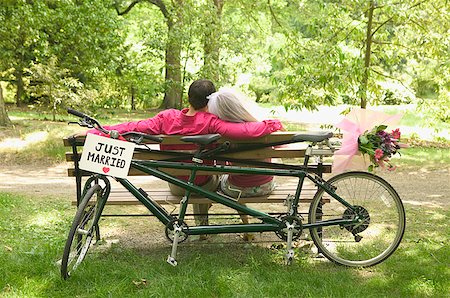 Les nouveaux mariés se détendre après une randonnée à bicyclette Photographie de stock - Premium Libres de Droits, Code: 673-02138993