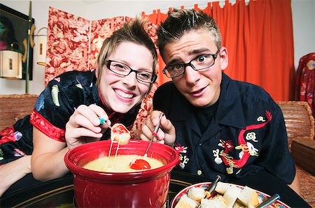 fondue (mets) - Couple à la maison ayant fondue Photographie de stock - Premium Libres de Droits, Code: 673-02139023