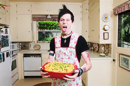 food tattoos - Man in the kitchen holding a casserole Foto de stock - Sin royalties Premium, Código: 673-02139064