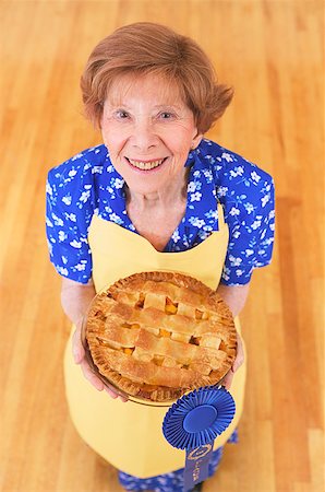 Woman holding her award winning pie Foto de stock - Sin royalties Premium, Código: 673-02139090