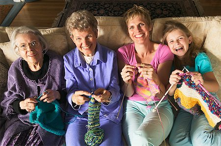 quattro generazioni - Four generations of females knitting Fotografie stock - Premium Royalty-Free, Codice: 673-02139091