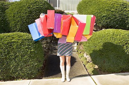 Femme portant plusieurs sacs à provisions Photographie de stock - Premium Libres de Droits, Code: 673-02139489