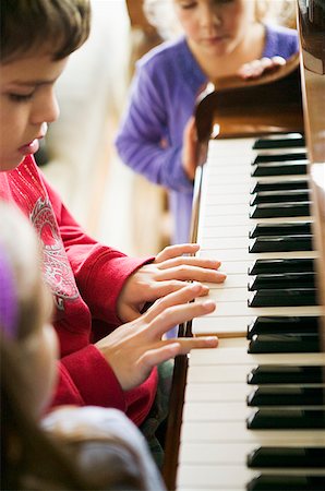 pianoforte - Young boy practicing piano Foto de stock - Sin royalties Premium, Código: 673-02139524