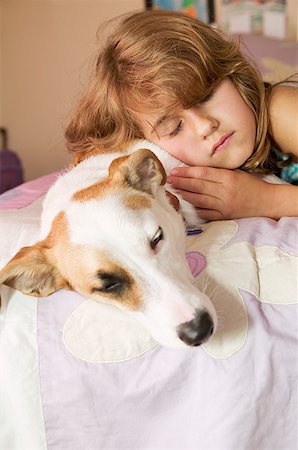 simsearch:400-05089381,k - Girl and pet dog lying on bed Foto de stock - Sin royalties Premium, Código: 673-02139535