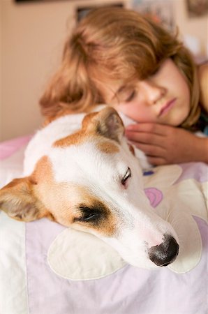 simsearch:400-05089381,k - Girl and pet dog lying down on bed Foto de stock - Sin royalties Premium, Código: 673-02139536