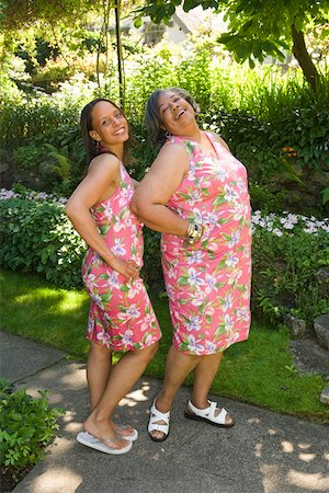Two women posing for camera Foto de stock - Sin royalties Premium, Código: 673-02139568