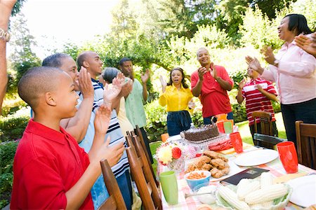 Famille enthousiaste au pique-nique Photographie de stock - Premium Libres de Droits, Code: 673-02139618