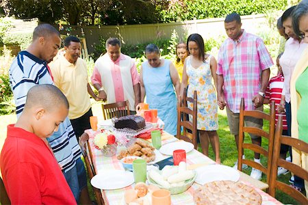 praying at table - Family holding hands at picnic Stock Photo - Premium Royalty-Free, Code: 673-02139623