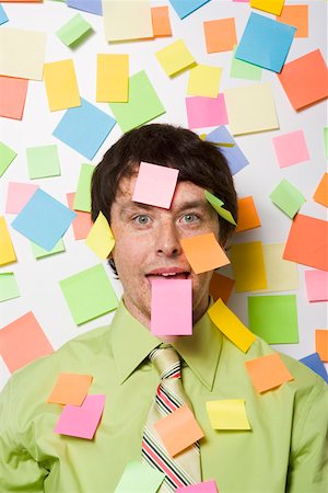 Male office worker covered with sticky notes Foto de stock - Sin royalties Premium, Código: 673-02139701