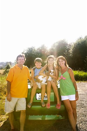 family dog lifestyle - Family portrait outdoors Foto de stock - Sin royalties Premium, Código: 673-02139712