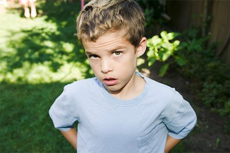 soupçon (suspicion) - Garçon avec une expression perplexe Photographie de stock - Premium Libres de Droits, Code: 673-02139838