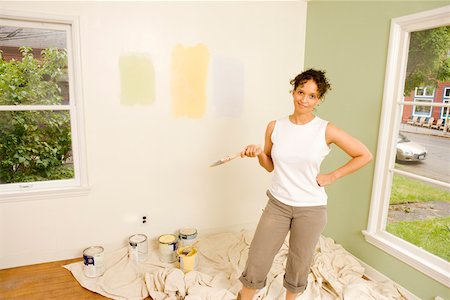 paint supplies - Woman painting interior of house Foto de stock - Sin royalties Premium, Código: 673-02139885