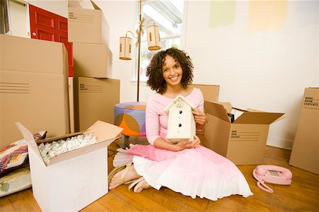 simsearch:673-02140216,k - Woman unpacking boxes in new home Foto de stock - Royalty Free Premium, Número: 673-02139896