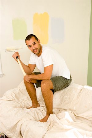 simsearch:673-02140216,k - Man with paint roller on couch Foto de stock - Royalty Free Premium, Número: 673-02139903