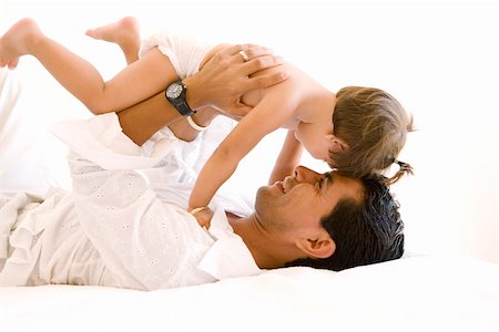 Vater mit Kleinkind auf Bett spielen Stockbilder - Premium RF Lizenzfrei, Bildnummer: 673-02139976
