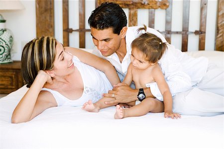 simsearch:695-03385318,k - Parents and toddler lying on bed Foto de stock - Royalty Free Premium, Número: 673-02139973