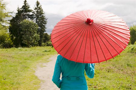 round - Femme qui marche dans le pays avec parasol Photographie de stock - Premium Libres de Droits, Code: 673-02140004