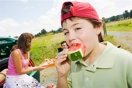 simsearch:649-07905189,k - Gros plan de garçon mangeant melon d'eau Photographie de stock - Premium Libres de Droits, Code: 673-02140022