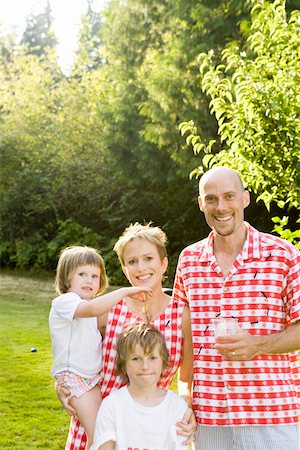 Portrait of family in picnic clothing Foto de stock - Sin royalties Premium, Código: 673-02140068