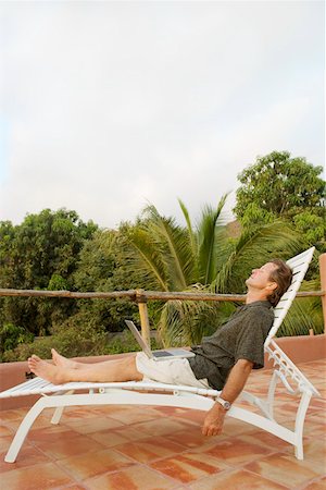 Sunbathing man asleep with laptop Foto de stock - Sin royalties Premium, Código: 673-02140106