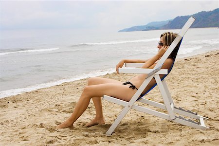 simsearch:700-03519238,k - Woman using mobile phone at beach Foto de stock - Royalty Free Premium, Número: 673-02140100