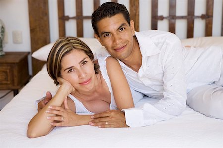 simsearch:673-02140147,k - Portrait de couple sur le lit Photographie de stock - Premium Libres de Droits, Code: 673-02140152