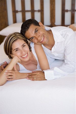 simsearch:673-02140177,k - Portrait of couple on bed Fotografie stock - Premium Royalty-Free, Codice: 673-02140153