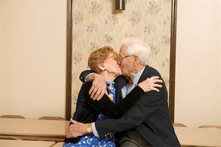 simsearch:673-02139844,k - Senior couple kissing Photographie de stock - Premium Libres de Droits, Code: 673-02140175
