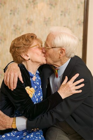 simsearch:673-02140147,k - Senior couple kissing Photographie de stock - Premium Libres de Droits, Code: 673-02140176