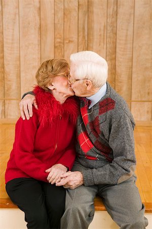 simsearch:673-02139844,k - Senior couple kissing Photographie de stock - Premium Libres de Droits, Code: 673-02140178