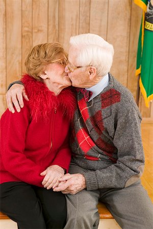 simsearch:673-02140147,k - Senior couple kissing Photographie de stock - Premium Libres de Droits, Code: 673-02140179