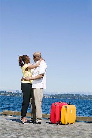 simsearch:673-02140177,k - Couple with luggage waiting on pier Fotografie stock - Premium Royalty-Free, Codice: 673-02140184