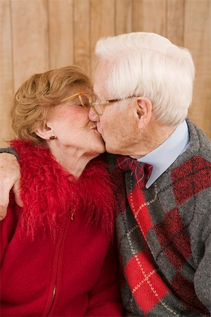 simsearch:673-02140147,k - Senior couple kissing Photographie de stock - Premium Libres de Droits, Code: 673-02140180