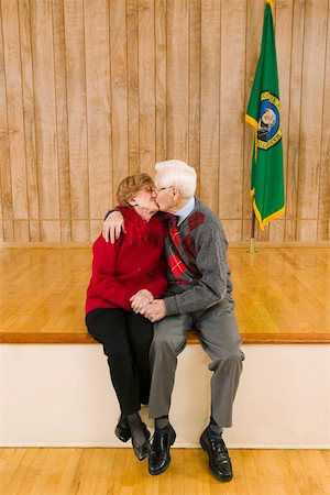 simsearch:673-02140177,k - Senior couple kissing Fotografie stock - Premium Royalty-Free, Codice: 673-02140181