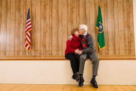 simsearch:673-02139844,k - Senior couple kissing Photographie de stock - Premium Libres de Droits, Code: 673-02140182