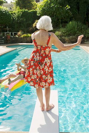 Senior couple having poolside fun Foto de stock - Sin royalties Premium, Código: 673-02140197