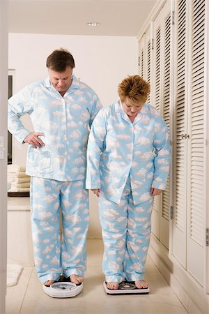 sad obese women - Overweight couple on bathroom scales Foto de stock - Sin royalties Premium, Código: 673-02140412