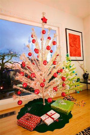 Deux fausses arbres de Noël dans la salle de séjour Photographie de stock - Premium Libres de Droits, Code: 673-02140577