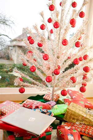 Présente sous l'arbre le matin de Noël Photographie de stock - Premium Libres de Droits, Code: 673-02140582