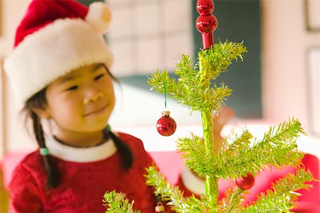 Gros plan de fille regardant d'arbre de Noël Photographie de stock - Premium Libres de Droits, Code: 673-02140593