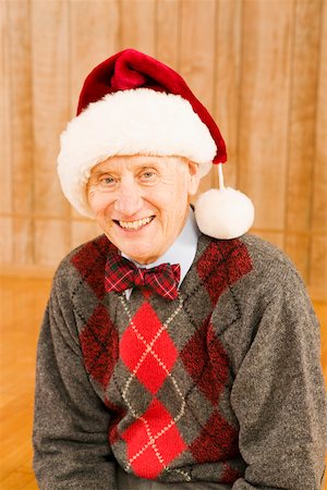 plaid christmas - Portrait of elderly man wearing santa hat Foto de stock - Sin royalties Premium, Código: 673-02140604