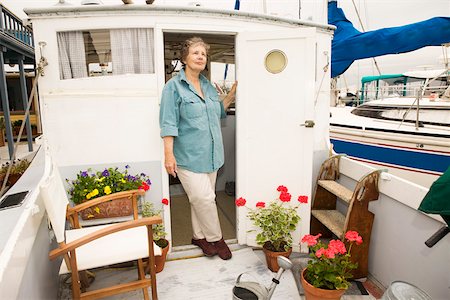 Reflektierende Frau auf Hausboot Stockbilder - Premium RF Lizenzfrei, Bildnummer: 673-02140619